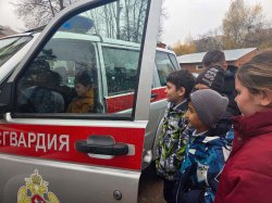 Росгвардейцы провели урок мужества для школьников в Подмосковье Росгвардейцы провели урок мужества для школьников в Подмосковье