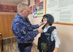 Росгвардейцы провели урок мужества для школьников в Подмосковье Росгвардейцы провели урок мужества для школьников в Подмосковье