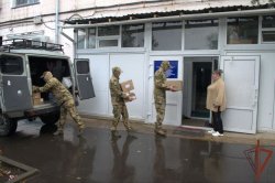 Росгвардейцы оказали гуманитарную помощь социальному учреждению города Луганска Росгвардейцы оказали гуманитарную помощь социальному учреждению города Луганска