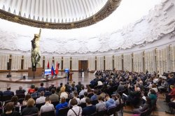 В Музее Победы встретились выпускники советских и российских вузов В Музее Победы встретились выпускники советских и российских вузов