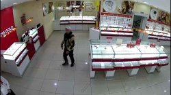 В Новгородской области полицейские задержали подозреваемого в нападении с детским пистолетом на ювелирный магазин В Новгородской области полицейские задержали подозреваемого в нападении с детским пистолетом на ювелирный магазин