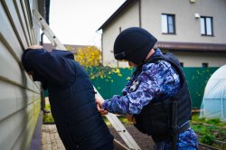 В Подмосковье росгвардейцы отработали тактику действий при проникновении злоумышленников в частные дома и квартиры В Подмосковье росгвардейцы отработали тактику действий при проникновении злоумышленников в частные дома и квартиры