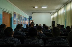 В Крыму священнослужитель посетил росгвардейцев в честь Дня народного единства В Крыму священнослужитель посетил росгвардейцев в честь Дня народного единства