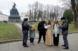 Росгвардейцы в честь Дня народного единства поздравили жителей и гостей региона с наступающим праздником Росгвардейцы в честь Дня народного единства поздравили жителей и гостей региона с наступающим праздником