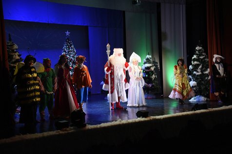 В Грозном дети росгвардейцев посетили новогодние театрализованные представления