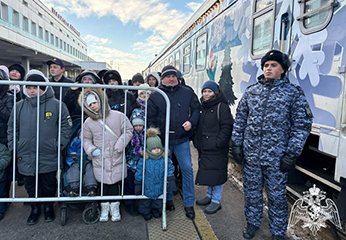 Ульяновские росгвардейцы встретили поезд Деда Мороза Ульяновские росгвардейцы встретили поезд Деда Мороза