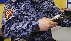 Орловец сдал в Росгвардию найденное в доме матери ружьё Орловец сдал в Росгвардию найденное в доме матери ружьё