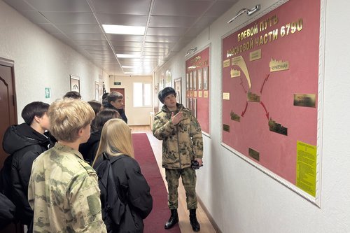 В Грозном росгвардейцы провели день открытых дверей для кадет и школьников