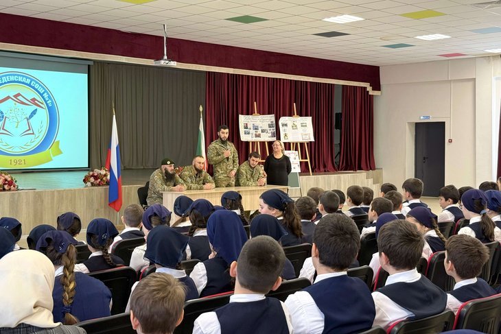 В Чеченской Республике военнослужащие Росгвардии провели уроки мужества для школьников