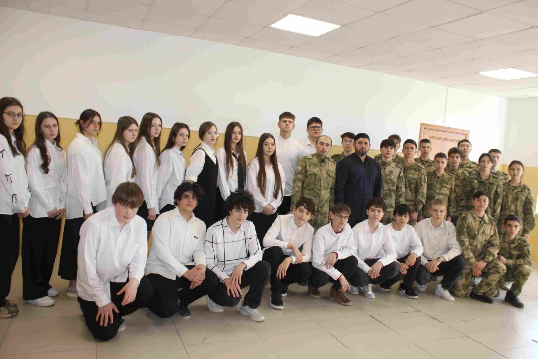 В ведомственной школе Росгвардии в Грозном прошла встреча с религиозным деятелем по профилактике экстремизма