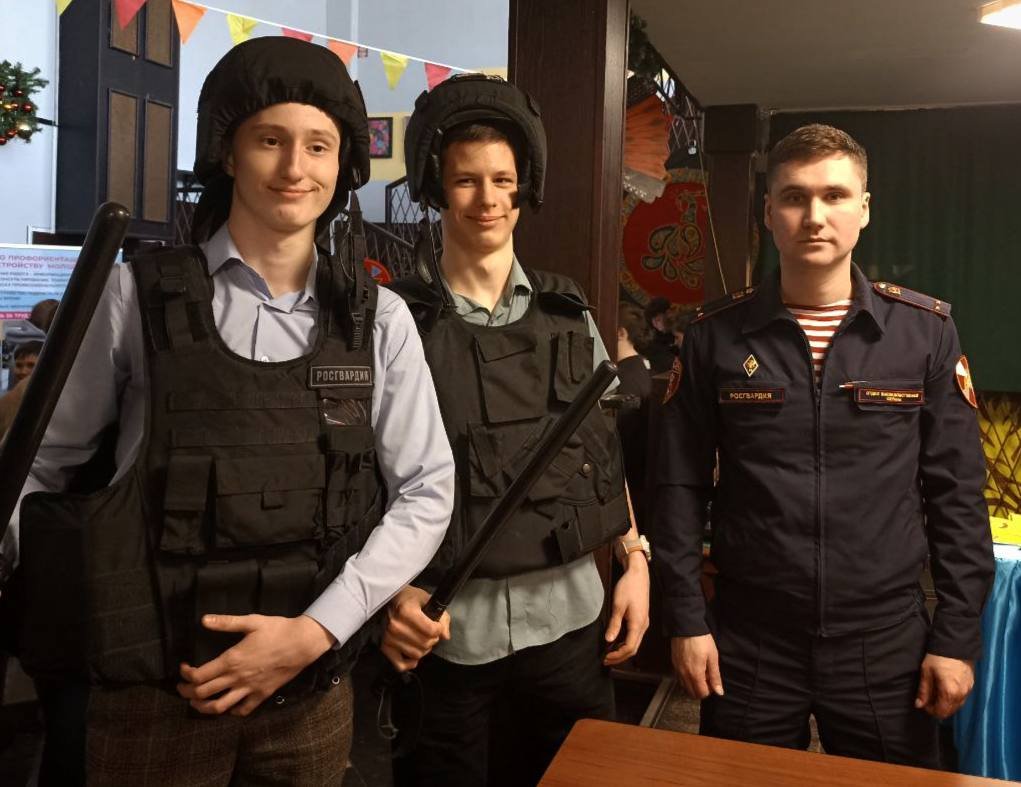 Сотрудники Росгвардии приняли участие в ярмарке вакансий в Подмосковье