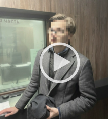 В Москве сотрудники уголовного розыска района Хамовники задержали пособника телефонных аферистов, забравшего из сейфа москвички деньги и ювелирные изд В Москве сотрудники уголовного розыска района Хамовники задержали пособника телефонных аферистов, забравшего из сейфа москвички деньги и ювелирные изд