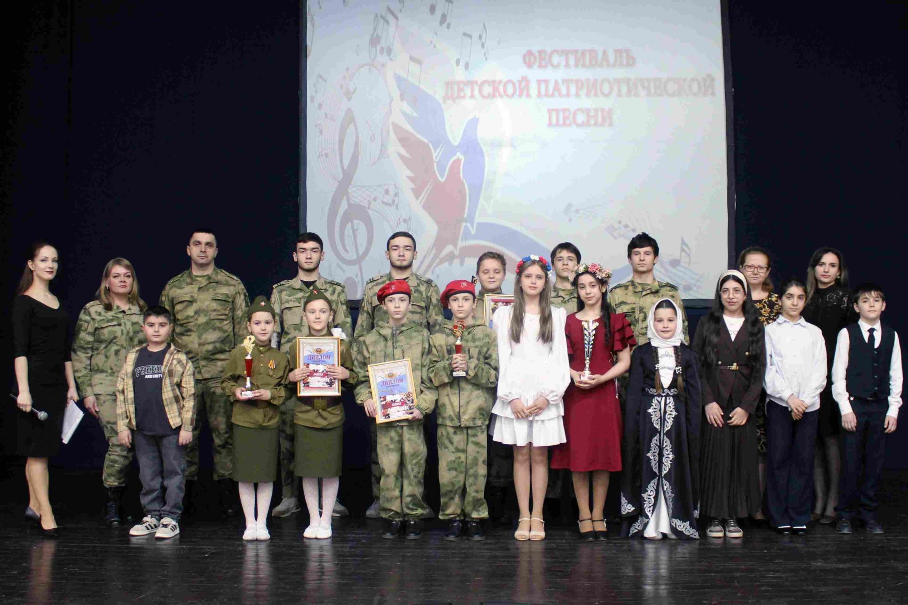 В грозненском соединении Росгвардии прошел фестиваль детской патриотической песни