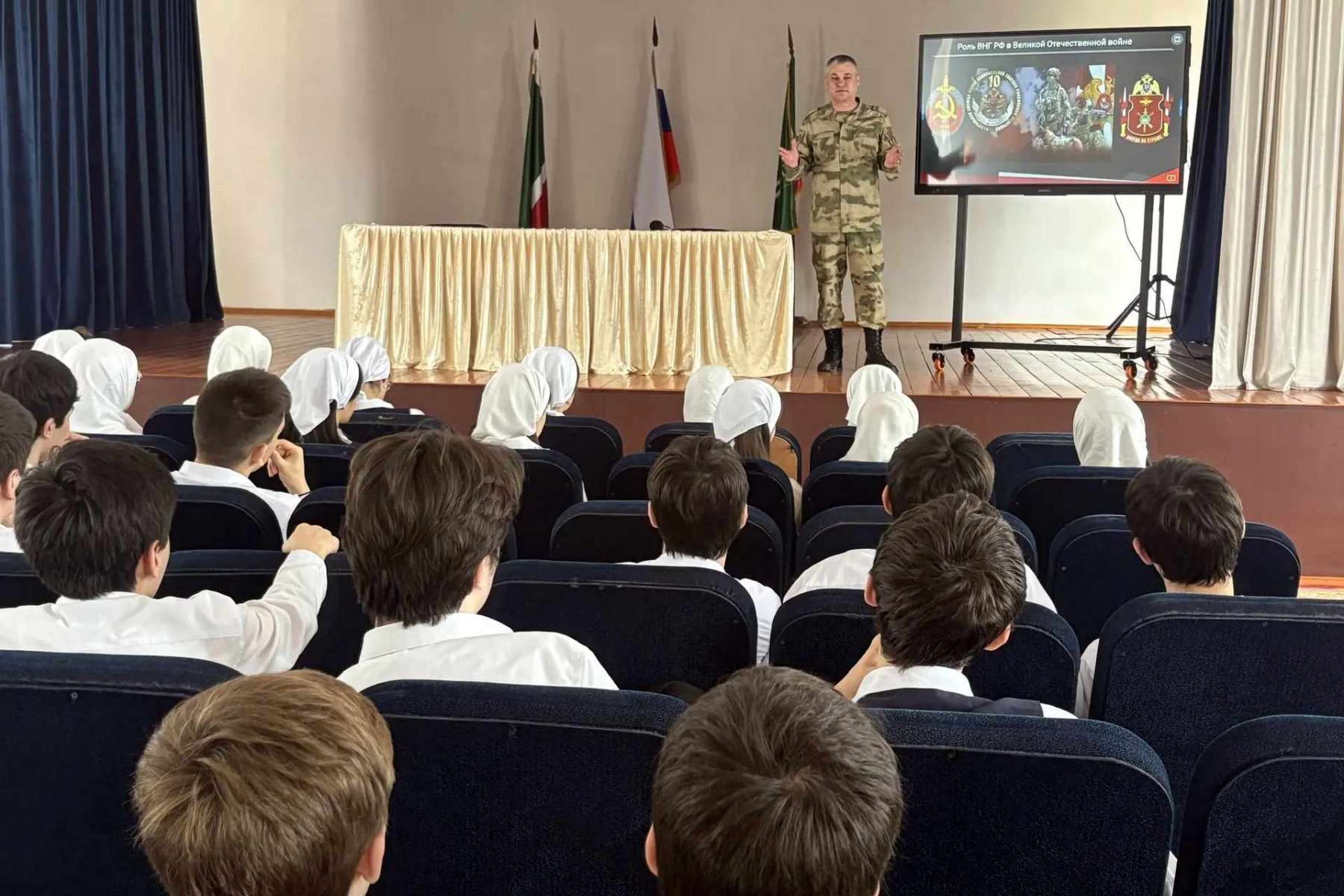 В Чеченской Республике офицер Росгвардии провел встречи с подрастающим поколением