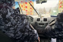 В колымском поселке буйного покупателя пришлось заковать в наручники