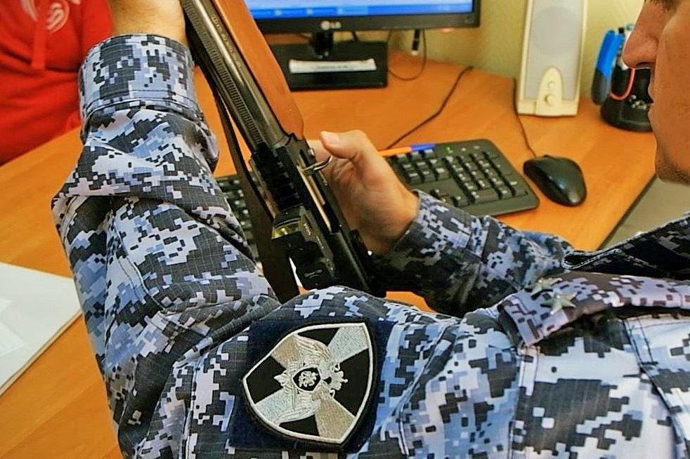 В Росгвардии напоминают жителям Хакасии о порядке добровольной сдачи незарегистрированного оружия и боеприпасов за вознаграждение