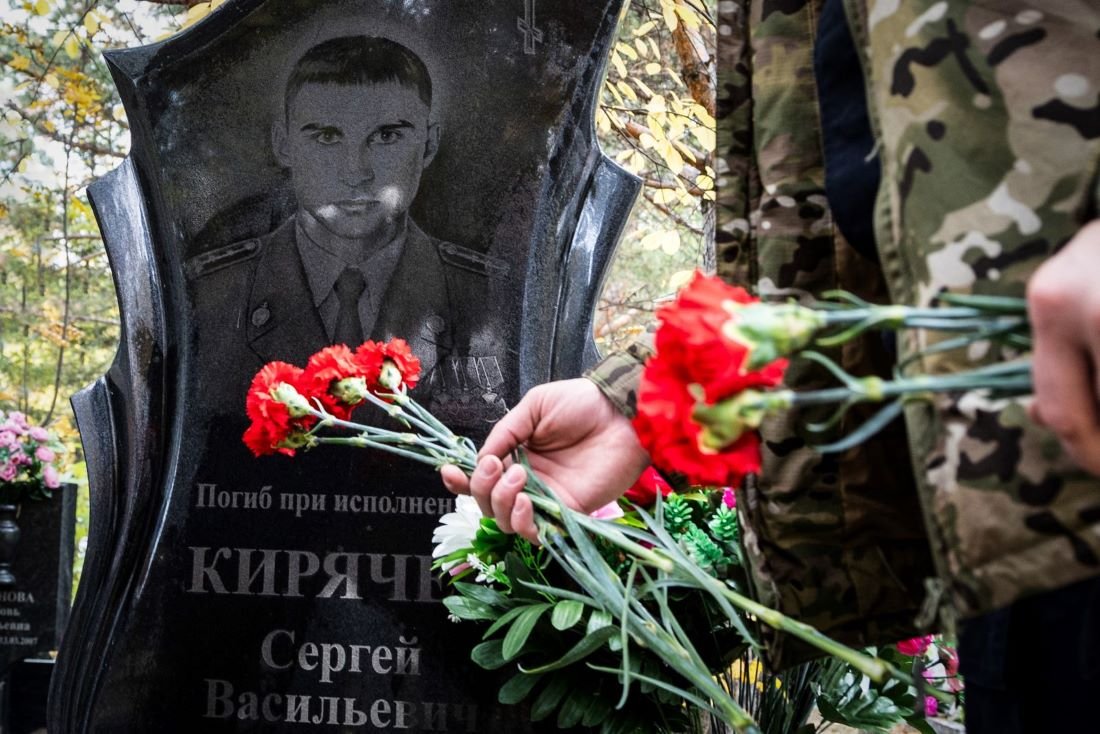 В Хакасии офицеры СОБР Росгвардии почтили память героев-сослуживцев